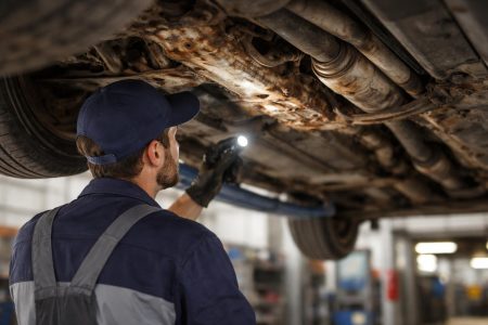 mecanicien-chassis-voiture-corrosion-garage