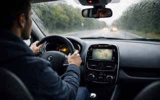 conducteur-renault-clio-pluie-tableau-bord