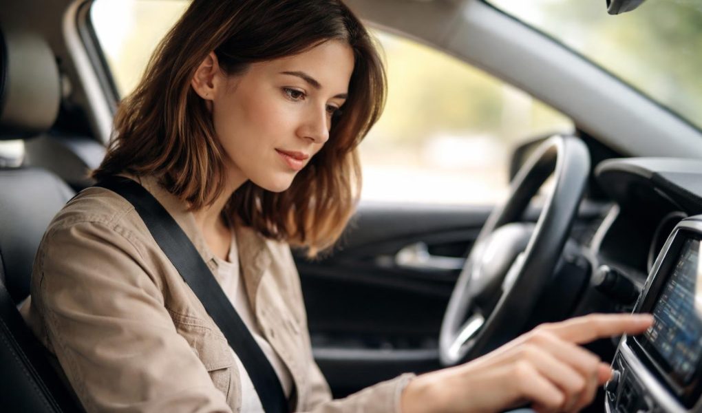 personne-regarde-tableau-bord-voiture