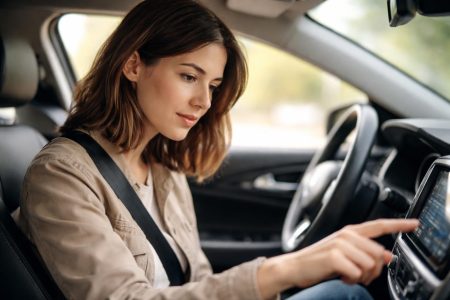 personne-regarde-tableau-bord-voiture