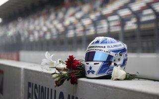 casque-pilote-formule1-fleurs-muret