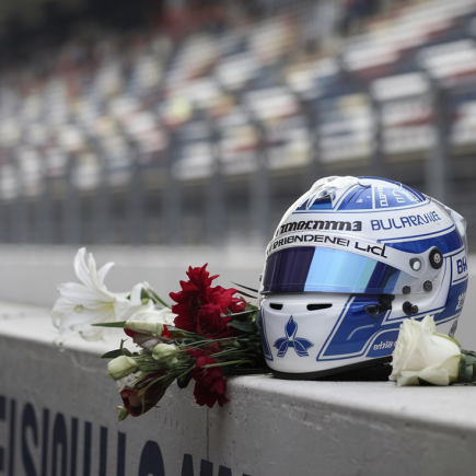 casque-pilote-formule1-fleurs-muret